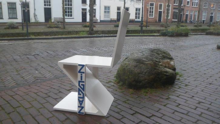 Zig zag stoel hout wit model Rietveld 85 cm. hoog zig-zag, Antiek en Kunst, Antiek | Meubels | Stoelen en Banken, Ophalen of Verzenden