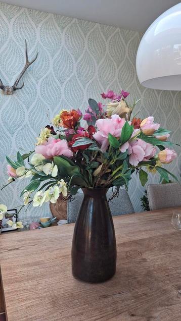 Mooie bos kunstbloemen inclusief vaas beschikbaar voor biedingen