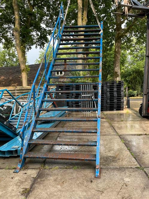Stalen trap 4.10-4.25 meter hoog 19 trede leuning 165cm br., Doe-het-zelf en Verbouw, Ladders en Trappen, Gebruikt, Trap, 2 tot 4 meter