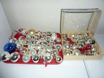 Glazen kerstballen/ dennenappels. beschikbaar voor biedingen