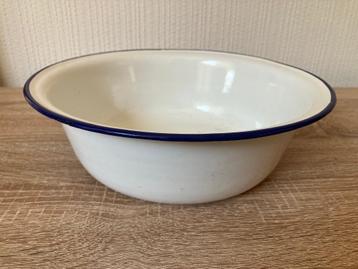 Emaille schaal met blauwe rand beschikbaar voor biedingen