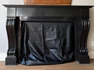 Antieke schouw van Belgisch hardsteen  beschikbaar voor biedingen