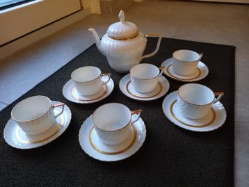 Servies met bladgoud beschikbaar voor biedingen