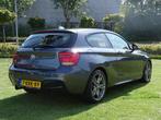 BMW 1-serie M135i Executive 320 pk - NL auto dealeronderhoud, Auto's, BMW, Euro 5, Stof, Gebruikt, Zwart