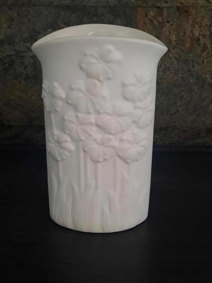 Wit biscuit / bisque vaasje , ovaal model, Huis en Inrichting, Woonaccessoires | Vazen, Zo goed als nieuw, Wit, Minder dan 50 cm