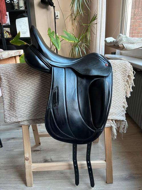 Albion Fabrento dressuurzadel - Zo goed als nieuw - M 17,5, Dieren en Toebehoren, Paarden en Pony's | Zadels, Zo goed als nieuw