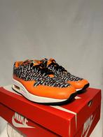Maat 44 - Nike Air Max 1 Just Do It Pack Black Orange, Kleding | Heren, Schoenen, Overige kleuren, Verzenden, Nike, Nike