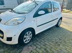 Peugeot 107 1.0 12V 5DR 2010 Wit, Auto's, Peugeot, Stof, Zwart, 4 stoelen, Origineel Nederlands