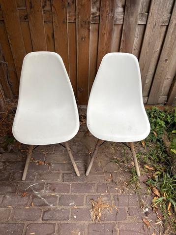 Twee stoelen - Gratis af te halen! beschikbaar voor biedingen