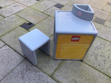 Leuke LEGO bouwtafel met krukje beschikbaar voor biedingen