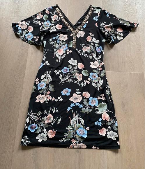 K-Design mooie jurk met schelpen maat XS, Kleding | Dames, Jurken, Zo goed als nieuw, Maat 34 (XS) of kleiner, Zwart, Knielengte