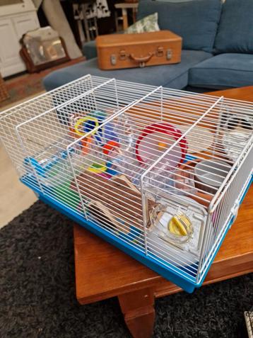 Hamsterkooi + buizen en andere spullen beschikbaar voor biedingen