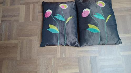 2 mooie kussentjes (zijde?) bruin met kleurtjes, Huis en Inrichting, Woonaccessoires | Kussens, Zo goed als nieuw, Bruin, Rechthoekig