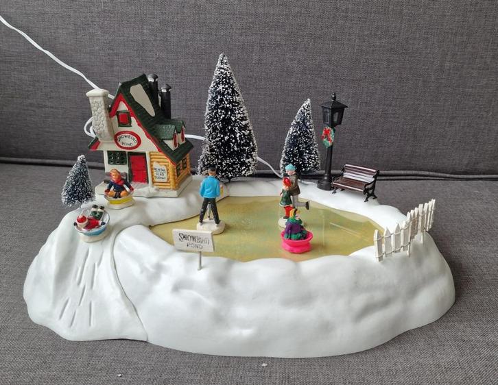 Lemax Animated Skating Pond 54106A, Diversen, Kerst, Gebruikt, Ophalen of Verzenden