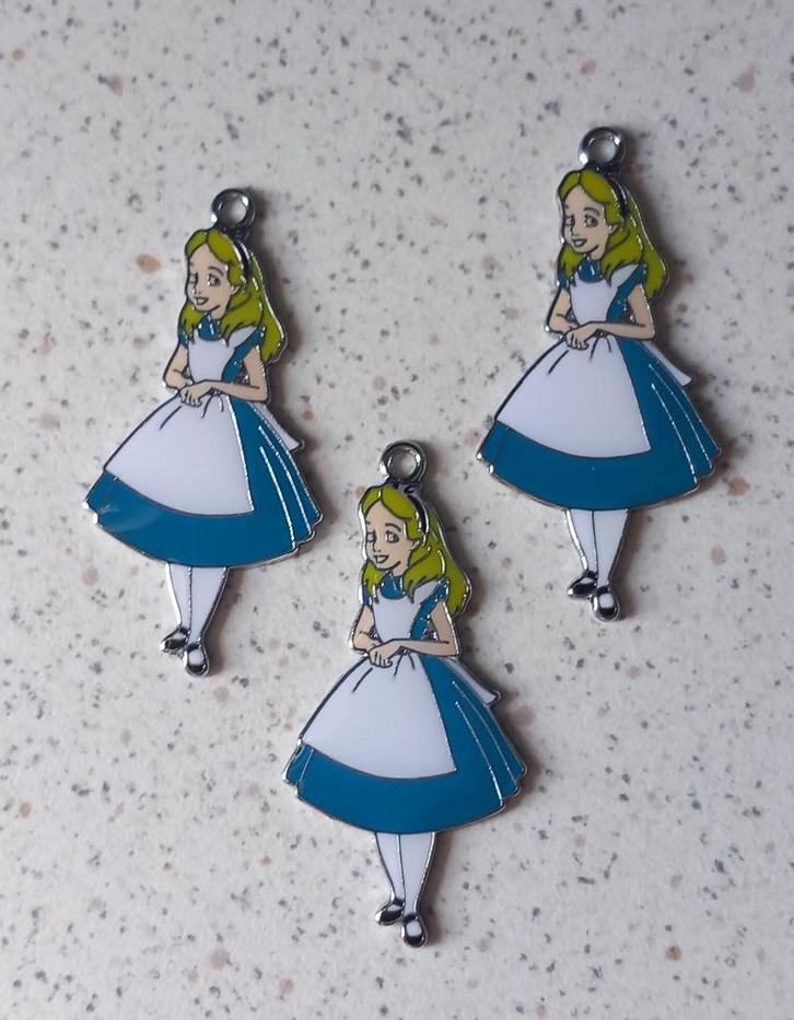 Metalen Alice in wonderland bedel "nieuw" 4.9 x 2.9 cm, Hobby en Vrije tijd, Kralen en Sieraden maken, Nieuw, Bedel, Ophalen of Verzenden