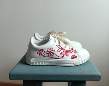 Witte geborduurde court style sneakers Maat 37 beschikbaar voor biedingen