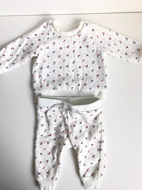 Zacht jogging pakje wit met bloemetjes maat 62, Kinderen en Baby's, Babykleding | Maat 62, Zo goed als nieuw, Meisje, Pakje, Ophalen of Verzenden