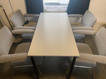 Tafel met stoelen beschikbaar voor biedingen