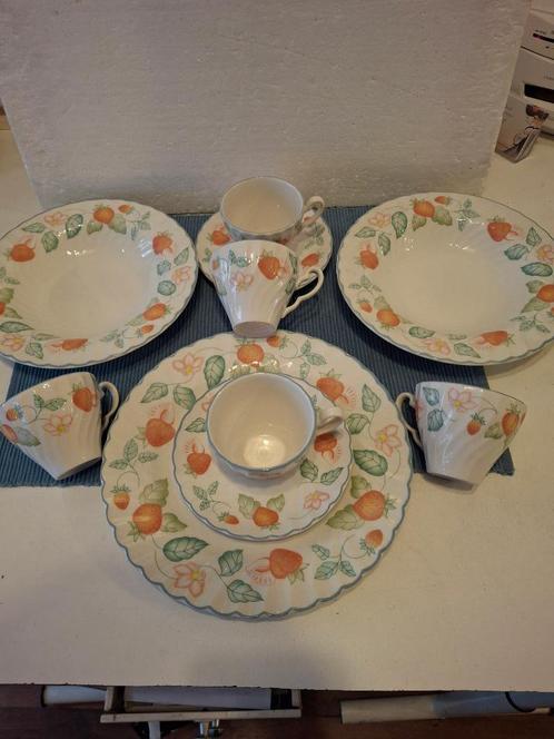 Johnson Brothers England - serviesdelen met aardbeien, Antiek en Kunst, Antiek | Servies los, Ophalen of Verzenden