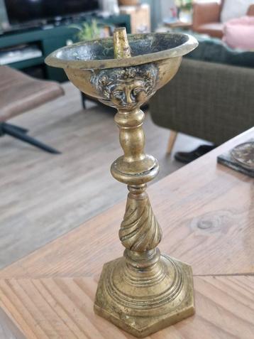 Antieke Bronzen kandelaar. beschikbaar voor biedingen