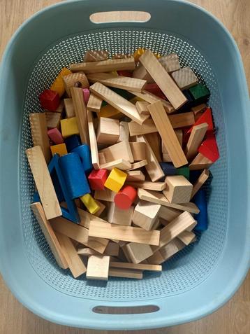 Houten blokken blank en gekleurd. beschikbaar voor biedingen
