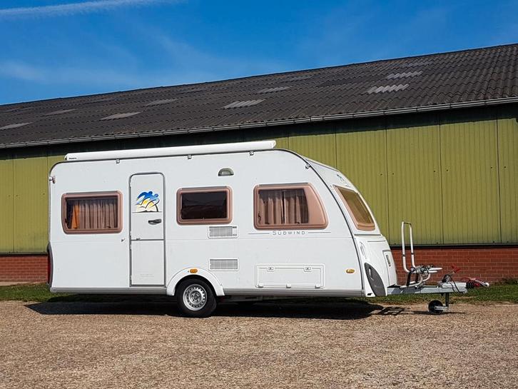 Knaus Sudwind 450 KU (5 Persoons), Caravans en Kamperen, Caravans, Particulier, tot en met 5, 1000 - 1250 kg, Overige, Knaus, Dwarsbed