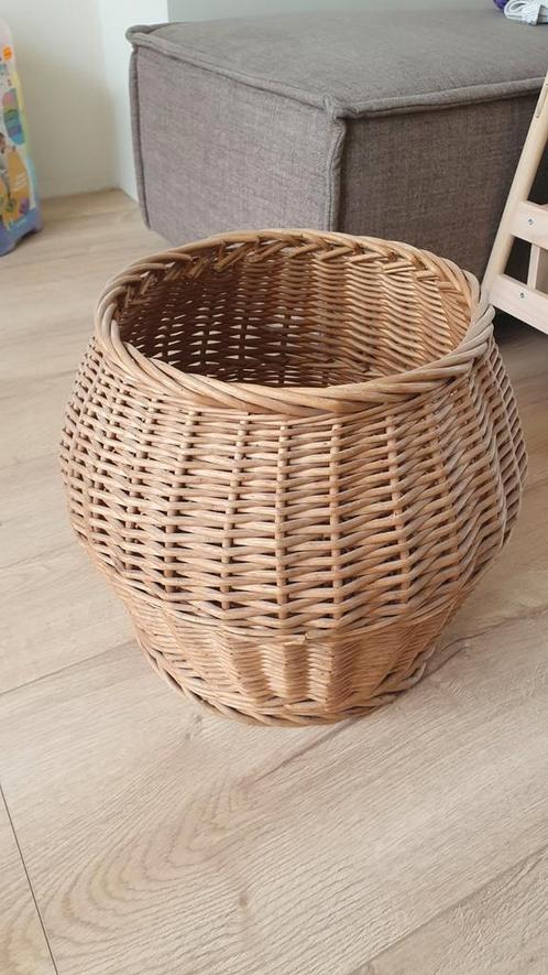 Grote rieten mand/bloempot, Huis en Inrichting, Woonaccessoires | Schalen en Manden, Zo goed als nieuw, Rond, Riet, Ophalen
