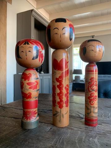 3 bijpassende traditionele Kokeshi, hoogte 30, 24 en 24 cm.