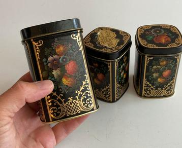 Zwarte blikjes met bloemen beschikbaar voor biedingen