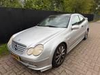 Mercedes C230 sportcoupe FAB design AUT 2001 UNIEK EXEMPLAAR, Auto's, 4 stoelen, 10 km/l, 83 €/maand, 1430 kg