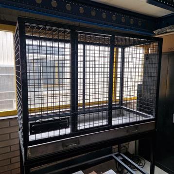 Papagaaien kooi groot  beschikbaar voor biedingen