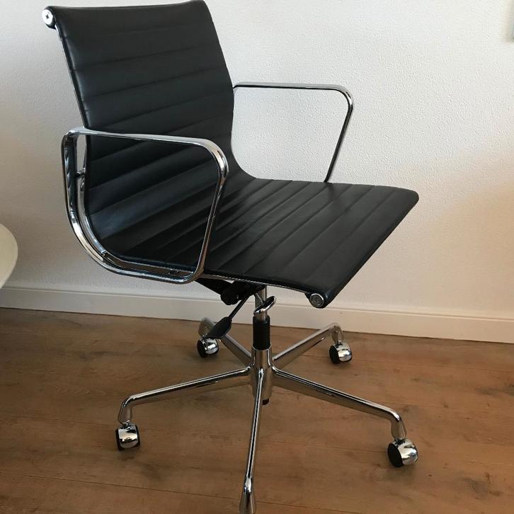 Vitra Eames bureaustoel stoel EA 117 leer chroom, Huis en Inrichting, Bureaustoelen, Gebruikt, Zwart, Ophalen