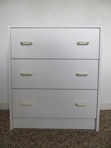 Eenvoudig wit ladekastje met 3 lades. Ongeveer 60 cm beschikbaar voor biedingen