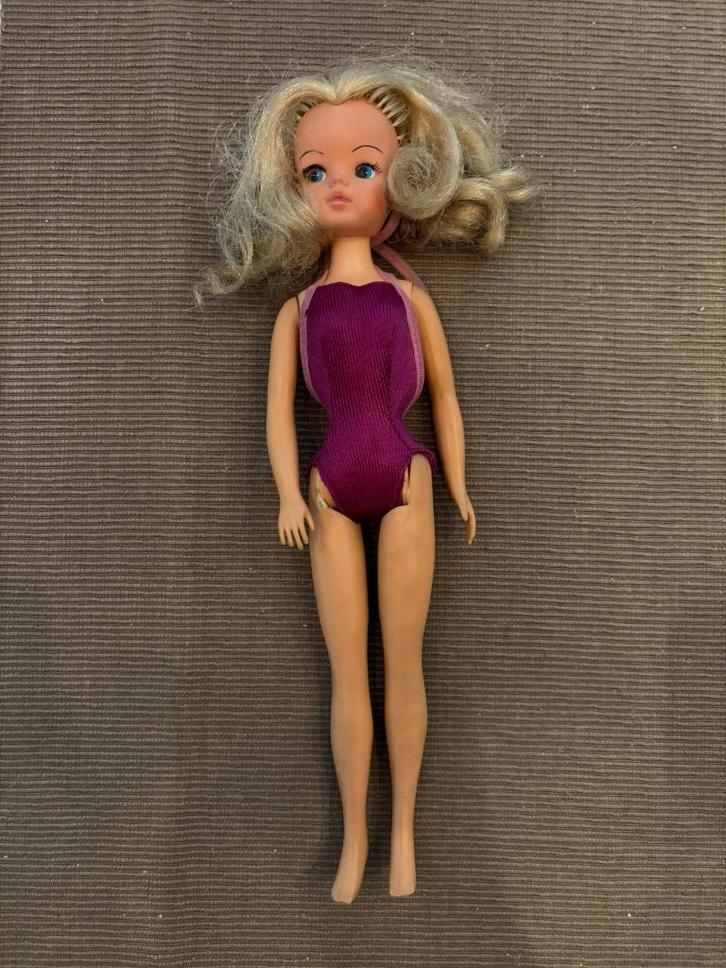 Vintage sindy pop 1977 033055x blond haar en badpak!, Verzamelen, Poppen, Gebruikt, Pop, Ophalen of Verzenden