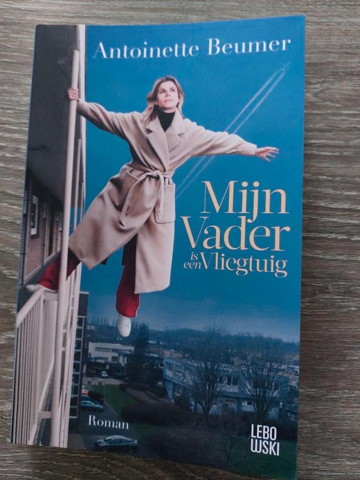 Antoinette Beumer - Mijn vader is een vliegtuig - 2021, Boeken, Romans, Zo goed als nieuw, Ophalen of Verzenden