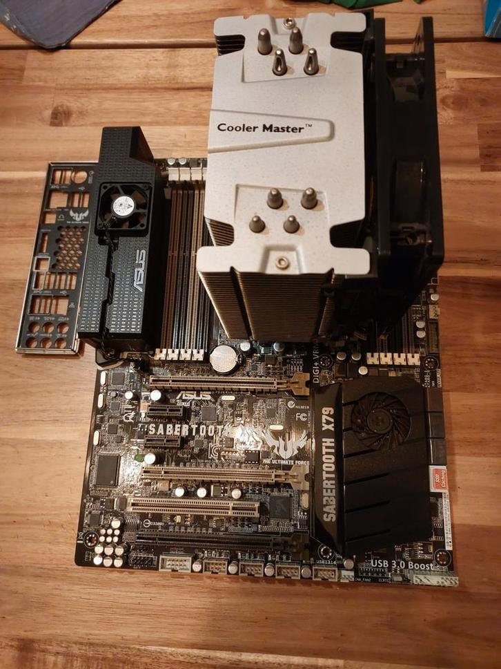 Asus TUF Sabertooth X79 + Intel i7-3820 + CM koeltoren, Computers en Software, Moederborden, Zo goed als nieuw, Intel, DDR3, Ophalen of Verzenden