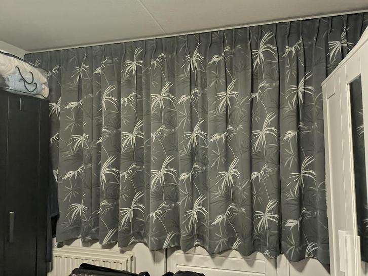 Grijs verduisterend gordijn met palmboom, Huis en Inrichting, Stoffering | Gordijnen en Lamellen, Gebruikt, 150 tot 200 cm, 200 cm of meer