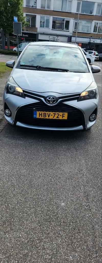 Toyota Yaris 1.0 12V Vvt-i 5DR 2014 Grijs, Auto's, Toyota, Particulier, Yaris, Benzine, Hatchback, Handgeschakeld, Geïmporteerd