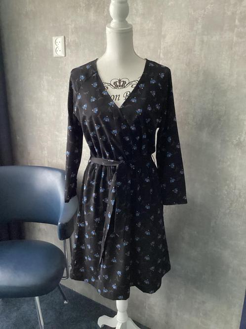 Leuk zwart jurkje met blauwe bloemen van WE  maat L (M), Kleding | Dames, Jurken, Gedragen, Maat 38/40 (M), Zwart, Knielengte