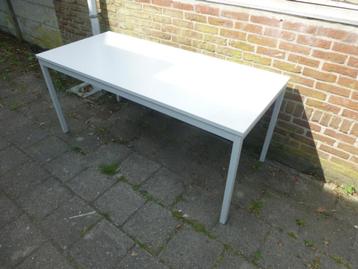 Kantoortafel beschikbaar voor biedingen