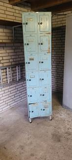 Oude metalen kast met vakken.  Licht blauw., Huis en Inrichting, Ophalen of Verzenden, Gebruikt