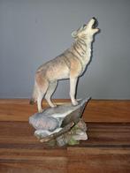 Beeld wolf op steen, hand painted, Verzamelen, Beelden en Beeldjes, Ophalen of Verzenden, Zo goed als nieuw, Dier