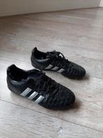 Voetbalschoenen Adidas maat 33 met scheenbeschermers, Schoenen, Maat XS of kleiner, Zo goed als nieuw, Ophalen