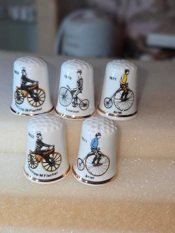 4 vingerhoedjes  Serie Oude Fietsen gemerkt. porselein  beschikbaar voor biedingen