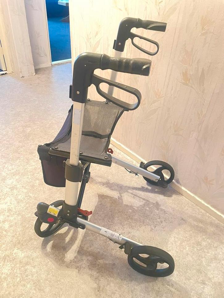 Inklapbare rollator met boodschappenmand en zitje, Diversen, Rollators, Zo goed als nieuw, Lichtgewicht, Opvouwbaar, Ophalen of Verzenden