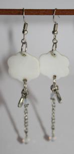 Oorbellen met schelp in bloemvorm gesneden, Overige materialen, Hangers, Wit, Nieuw