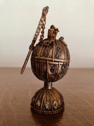 Antieke Oosterse kool container. beschikbaar voor biedingen