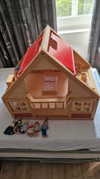 Groot houten poppenhuis met meubels en poppetjes, Kinderen en Baby's, Speelgoed | Poppenhuizen, Ophalen, Gebruikt, Poppenhuis