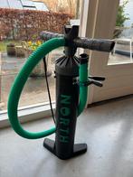 North kite pomp groot volume / dubbel werkend, Caravans en Kamperen, Luchtpompen, Ophalen of Verzenden, Zo goed als nieuw