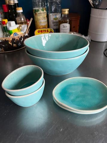 Turqoise servies beschikbaar voor biedingen